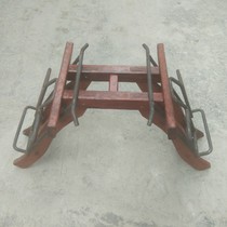 Traditional craftsmanship horse help equipped with a pair of shrink-type