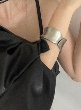 复古磨砂质感交错手镯个性小众设计宽边随意简约百搭手环臂环女