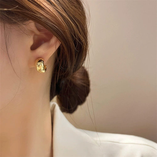 Изогнутые небольшие дизайнерские металлические серьги, серебро 925 пробы, коллекция 2023, тренд сезона, яркий броский стиль