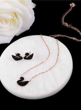 欧美大牌同款钛钢黑天鹅红天鹅项链 韩版保色锁骨链项链厂家直销