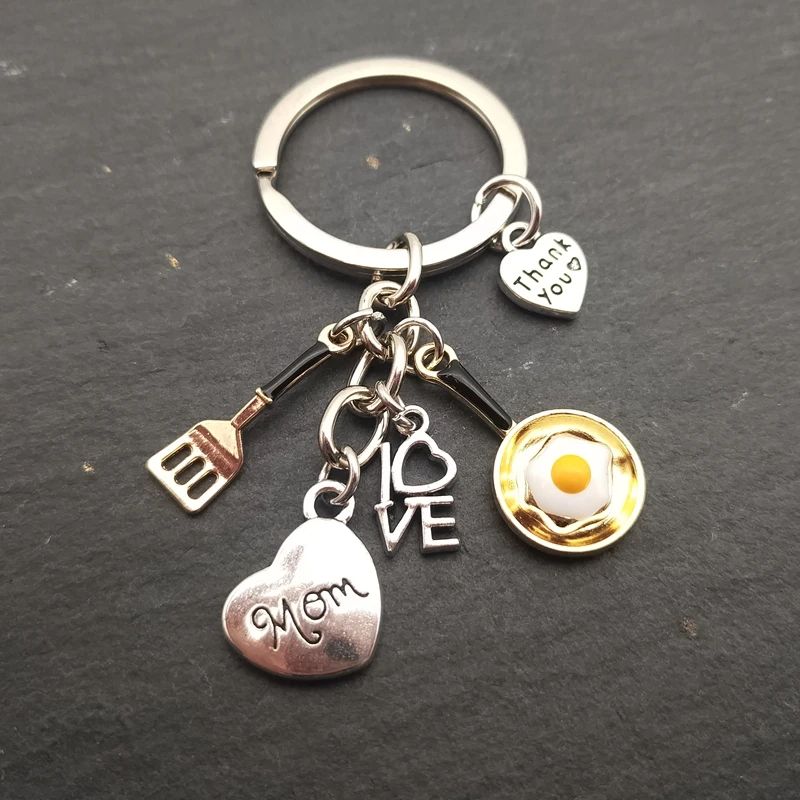 Heart-shaped engraved letter keychain Love pendant for the b - 图2