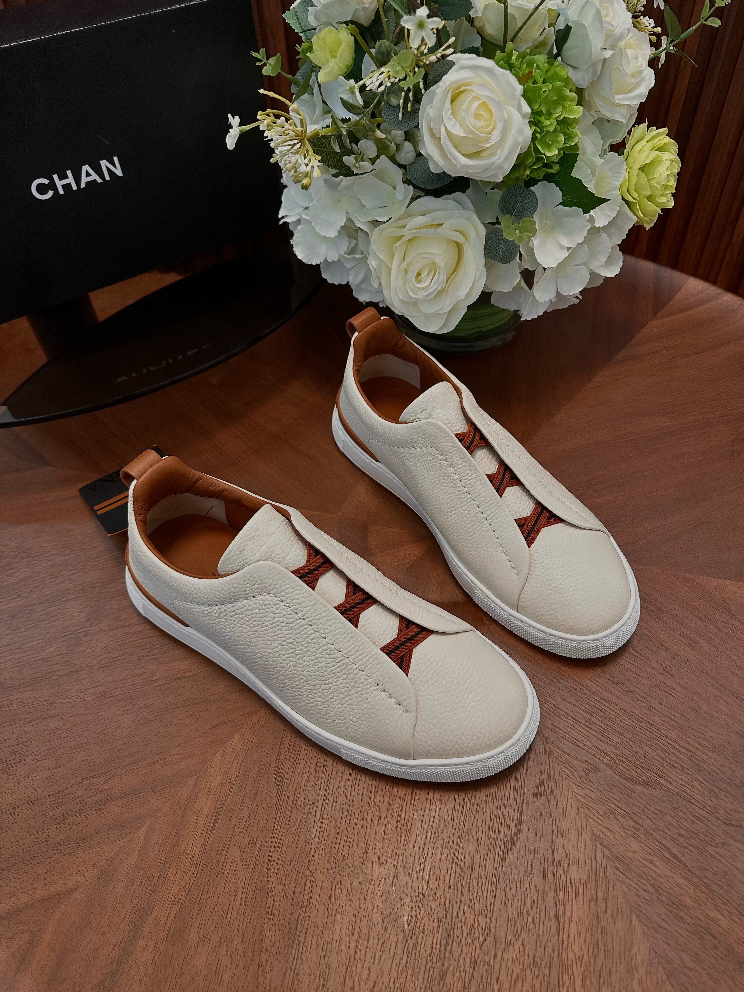 2026新款鹿皮小白鞋交叉松紧带商务休闲鞋男一脚蹬老钱风运动板鞋,淘宝优惠券,粉丝福利购,淘宝优惠卷