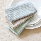 Протрите стеклянное полотенце в поглощающую воду и не легко бросить волосы и удалить водяные знаменитые стеклянные рыбные чешуйки Стирайте настольную миску с чистой тканью