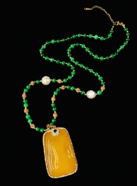 方牌蜜蜡吊坠干青圆珠项链搭配长