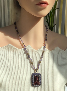 紫色镶嵌光感变色苏丹石方形吊坠