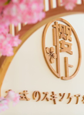 实木镂空圆形logo定制背景墙装饰
