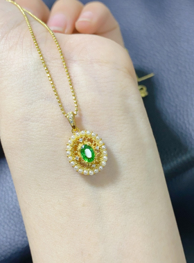 的天然沙弗莱吊坠。颜色绿完美的沙沙，主石4*6mm925纯银精工镶嵌