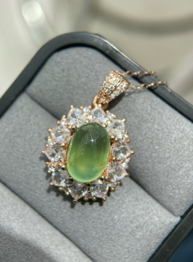 天然葡萄石吊坠女冰底起荧光简约项链单坠清新轻奢S925纯银锁骨链