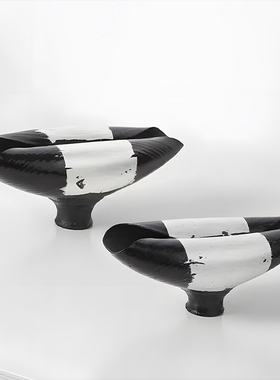 八度空间现代样板间书房客厅桌面黑色长鼻兽卷边陶瓷花器组合摆件