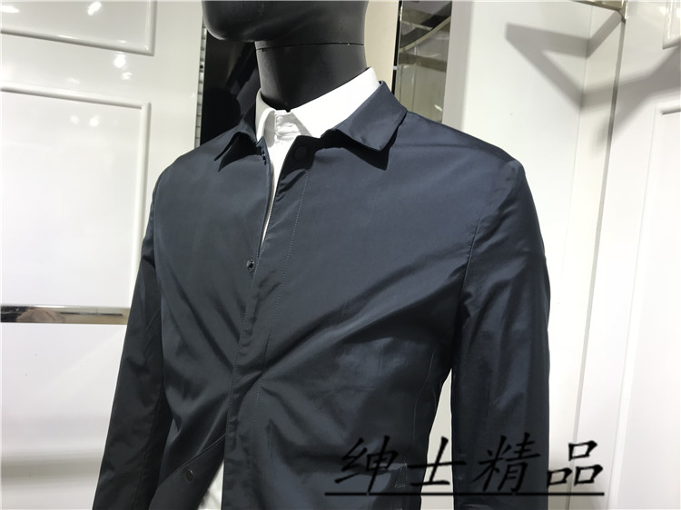 元 3900 吊牌价 男士暗门襟短款秋季风衣 色 2 品牌专柜正品 元 3900 吊牌价 男士暗门襟短款秋季风衣 色 2 品牌专柜正品
