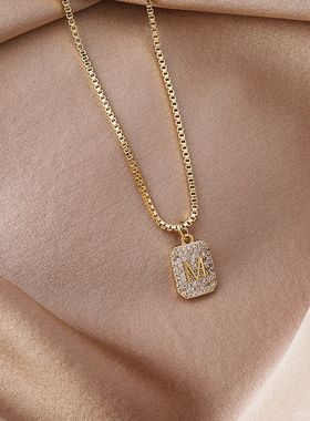 字母方牌钛钢轻奢锁骨链女