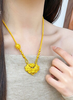 金色精致新中式古法錾刻双鱼锦鲤锁吊坠项链莲花鱼平安锁毛衣