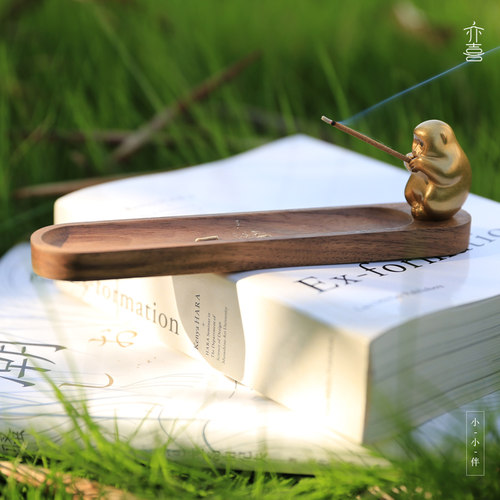 亦喜No.23/小小伴/一只可爱的黄铜萌猴香插摆件/身边有伴内心有伴 - 图1