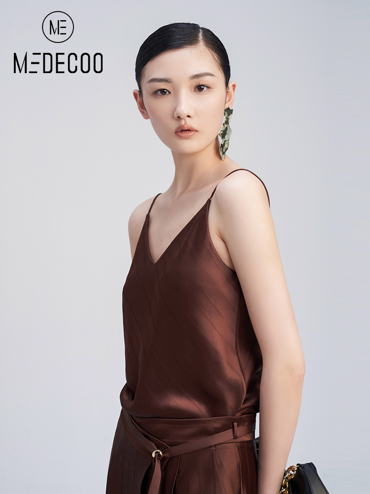 MEDECOO/墨蒂珂秋季新款性感V领醋纤吊带打底背心女THQ61101-图1