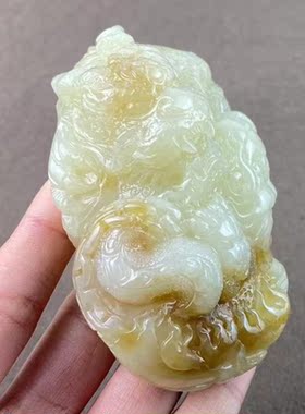 新疆和田玉龙行天下手把件