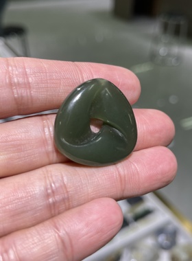 和田玉湖水绿时来运转吊坠