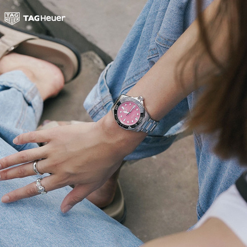 【新年礼物】TAG Heuer泰格豪雅竞潜系列粉色表盘日历女士手表 - 图1