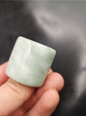珠宝淡绿色玉扳指
