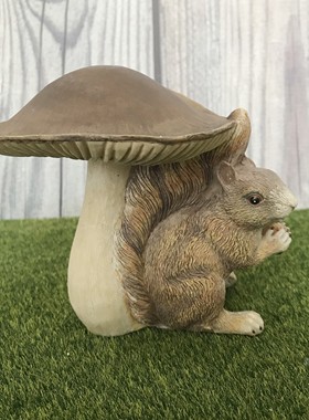 现货进口蘑菇伞松鼠可爱风摆件