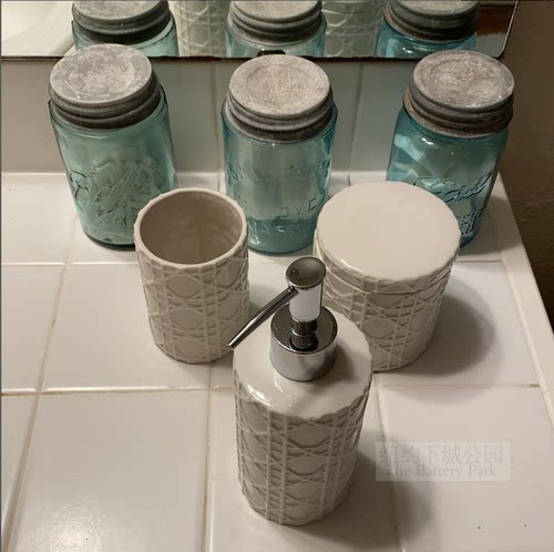 现 纽约下城公园进口博蒂加立体编织花纹白陶瓷浴室洗漱套件口杯 - 图1