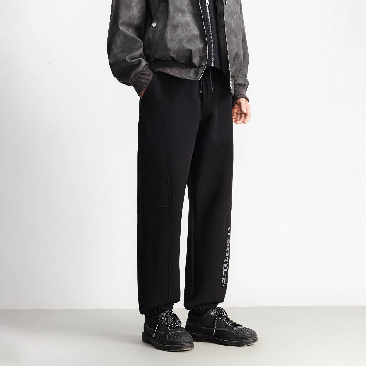 杰克琼斯男装新款宽松微弯刀卫裤刺绣束脚立体剪裁空气层男士裤子