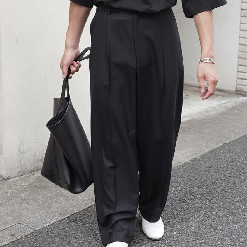MRLEE's independent style is elegant and gentle, with three-dimensional tailoring, simple straight-leg wool trousers, and natural drape