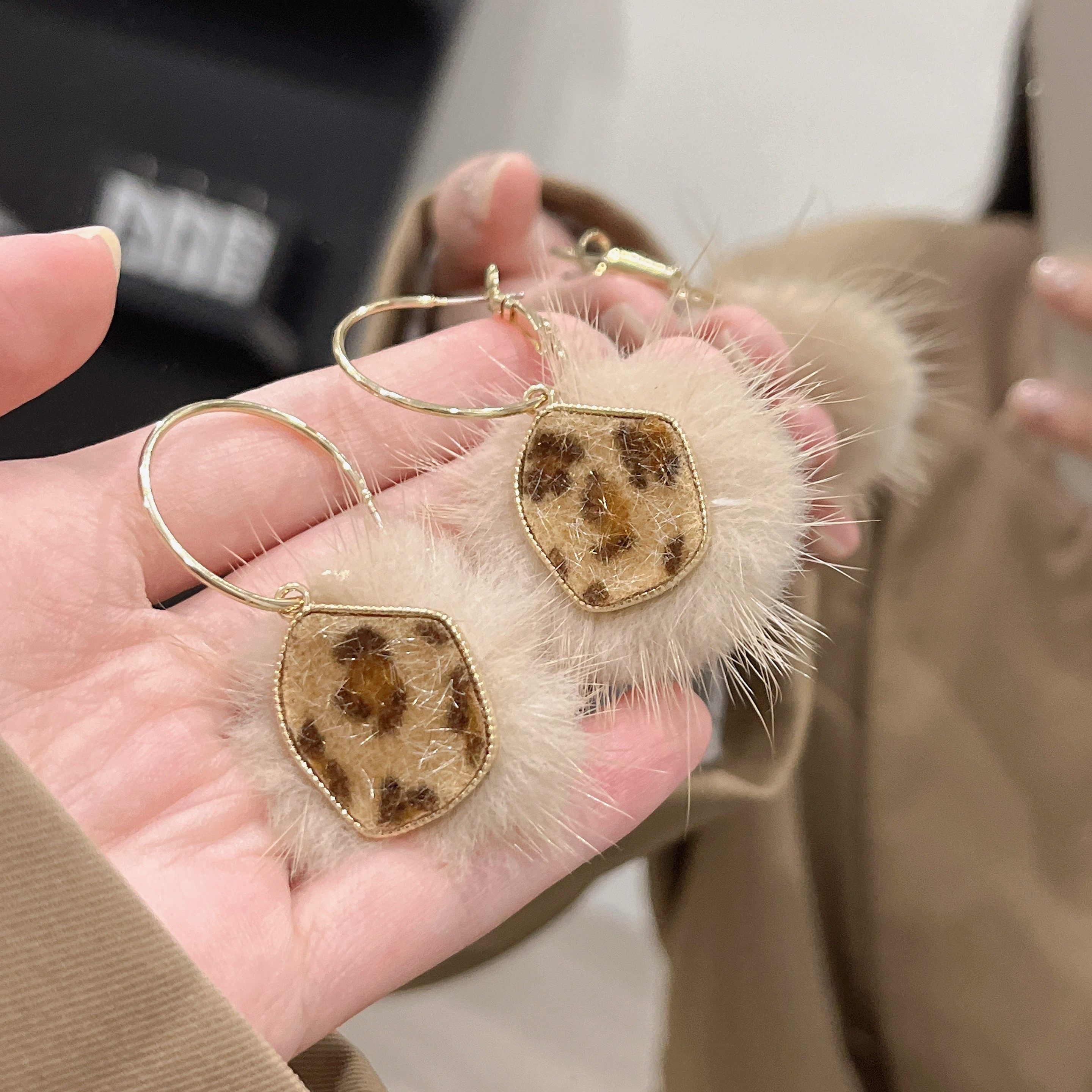 轻奢秋冬水貂毛美拉德豹纹耳环女冷淡风2025新款潮高级耳圈耳夹,淘宝优惠券,粉丝福利购,淘宝优惠卷