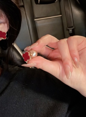 红色丝绒四叶草珍珠耳环女2026新款爆款耳饰小众设计高级感耳钉
