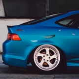 Жирная бабочка на электромобиле царапает наклейка на автомобиль.