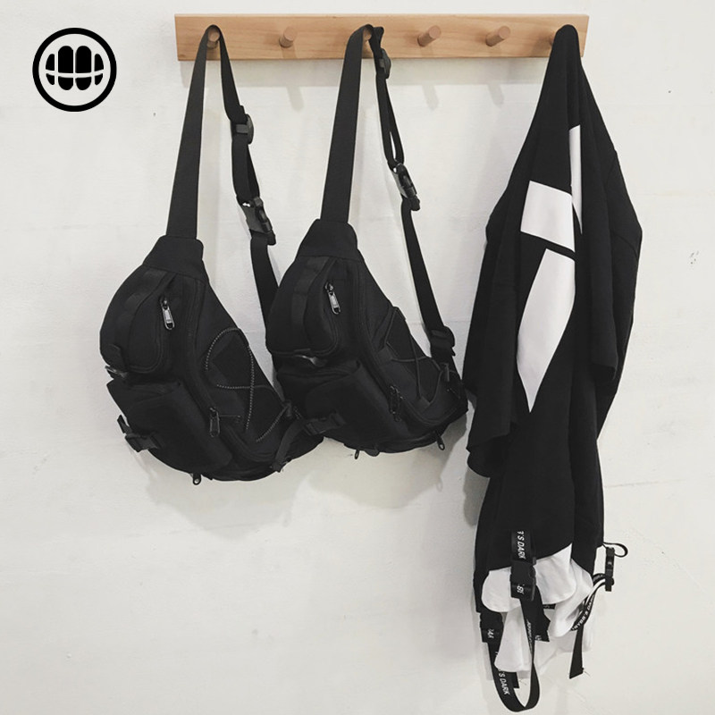 男士ins斜跨百搭运动胸包 大牙男士包袋