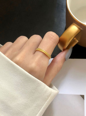 时尚轻奢系复古缎面竖条纹戒指