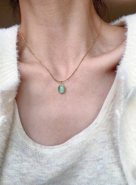 永远屈服于绿色猫眼项链