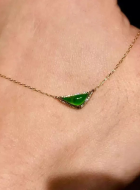 大隐隐于世!低调仿真绿翡翠三角形小巧通勤上班点睛之笔项链锁骨