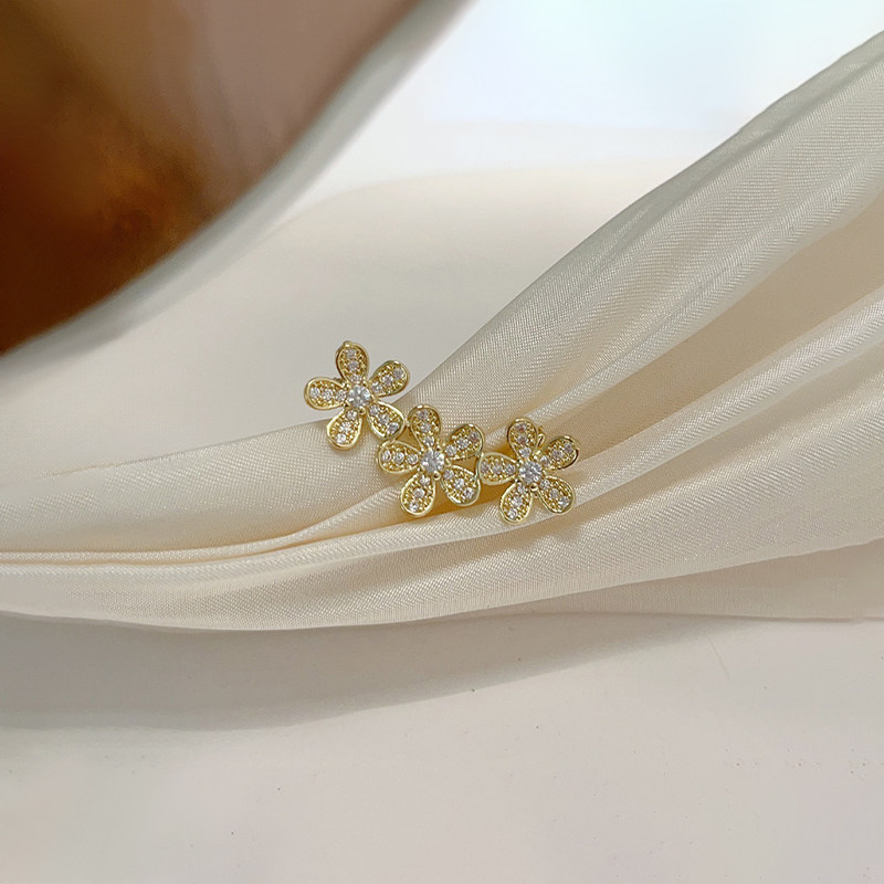 精致小众花朵胸针高级感轻奢胸花女款2025新款别针独特设计感配饰,淘宝优惠券,粉丝福利购,淘宝优惠卷