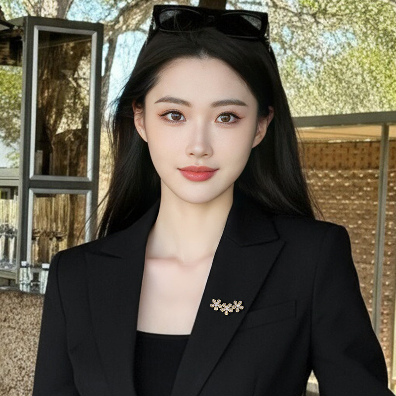 精致小众花朵胸针高级感轻奢胸花女款2025新款别针独特设计感配饰,淘宝优惠券,粉丝福利购,淘宝优惠卷