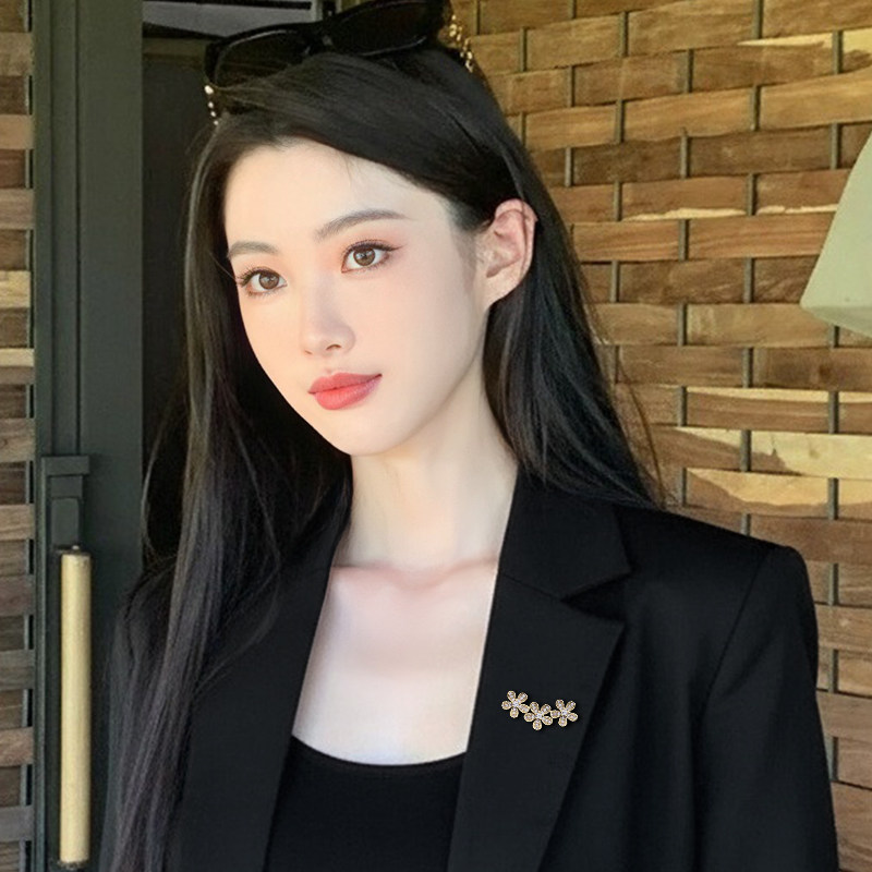 精致小众花朵胸针高级感轻奢胸花女款2025新款别针独特设计感配饰,淘宝优惠券,粉丝福利购,淘宝优惠卷