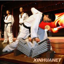 Taekwondo performance percussion marble slab performance Breaking Marble Slab Boxing Marble Performance Brick-head wooden stick