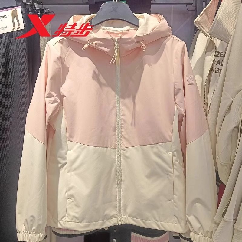 特步冲锋衣外套女2025春季新款连帽双层风衣梭织上衣975128150066 - 图0