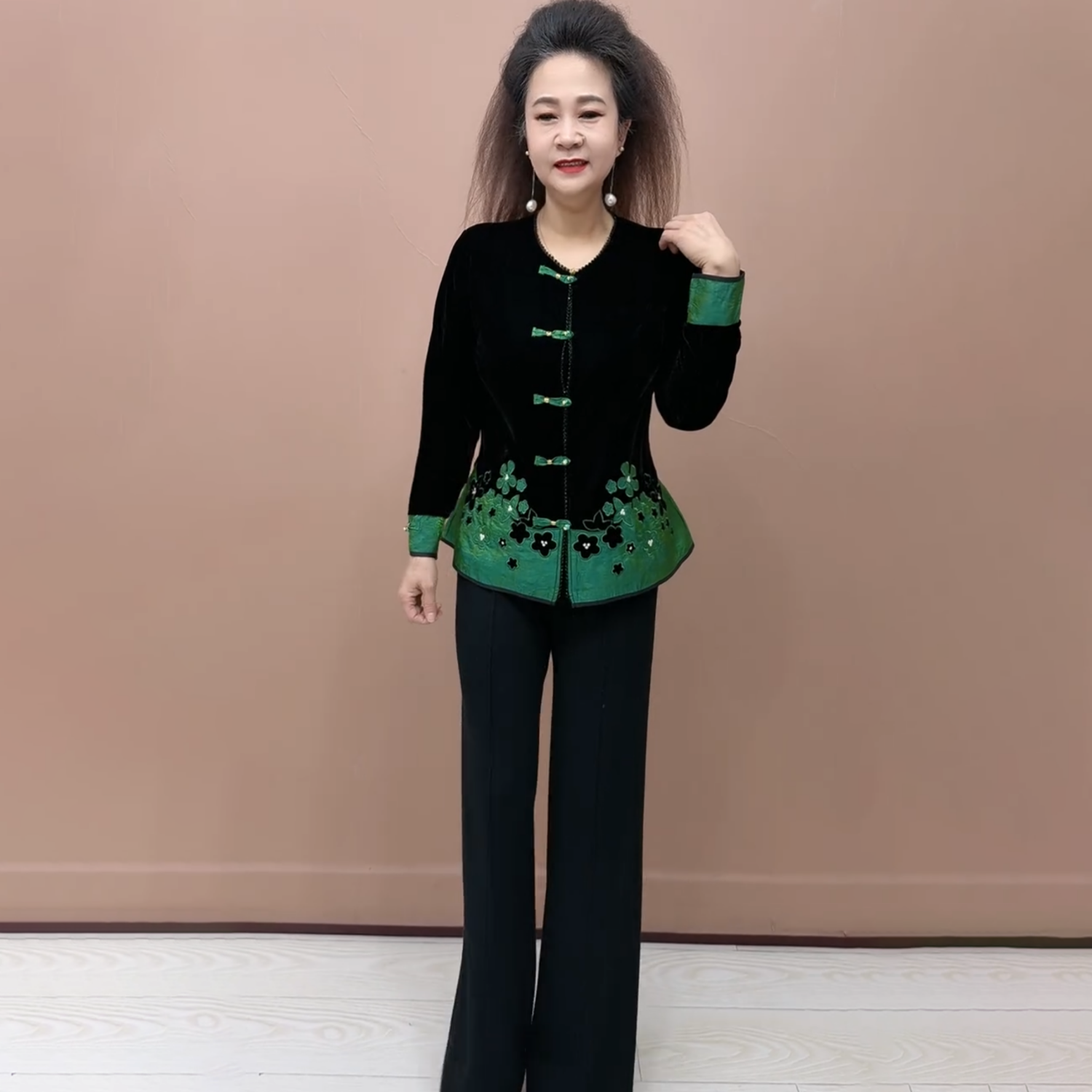 时尚洋气高贵妈妈春装宽松显瘦盘扣丝绒开衫中老年洋气减龄外套女,淘宝优惠券,粉丝福利购,淘宝优惠卷