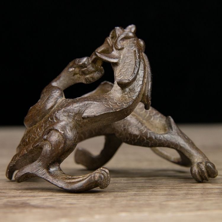 Antiques and miscellaneous antique bronzes, hand-carved old copper coiled dragon ornaments, dragon pen stands, study accessories, home collections