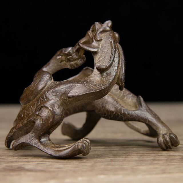 Antiques and miscellaneous antique bronzes, hand-carved old copper coiled dragon ornaments, dragon pen stands, study accessories, home collections