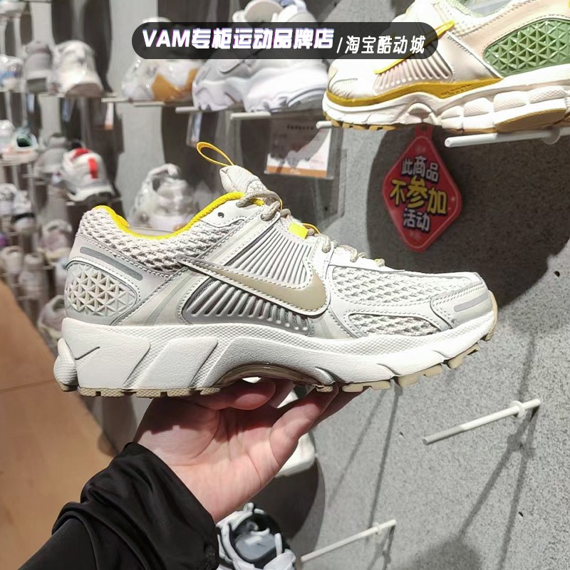 Nike耐克女子Zoom Vomero5防滑耐磨透气运动休闲跑步鞋FJ7694-020 - 图1