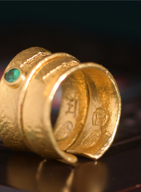 錾刻古法黄金吉言金镶嵌宝石戒指