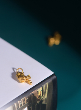 足金手工錾刻古法黄金松鼠吊坠