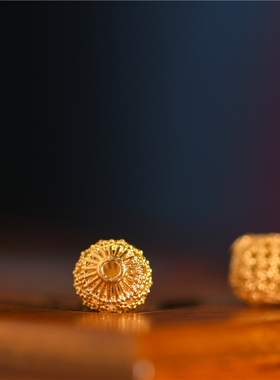 手工錾刻古法黄金镂空灯笼配珠