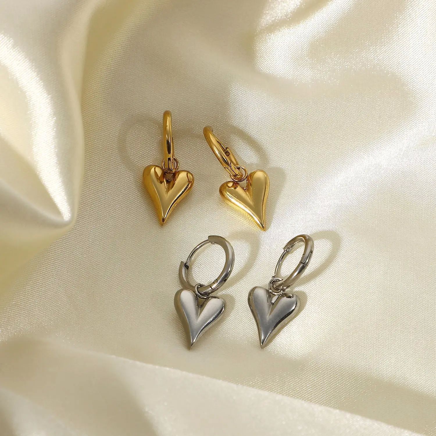 Ramos Stainless Steel Chic Heart Huggie Hoop Earrings Charm - 图3