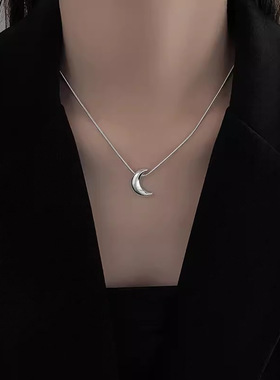 网红简约百搭弯月钛钢项链女冷淡风卫衣链潮流气质锁骨链配饰新品