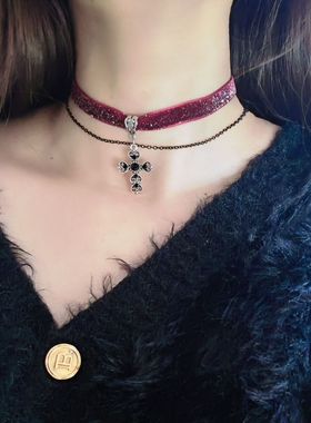 2024安可拉红新款饰品爱心十字架酒红色天鹅绒颈链锁骨链项链女