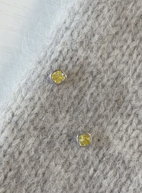 S999纯银mini黄色小方块耳钉女小众设计简约百搭时尚养耳洞耳骨钉
