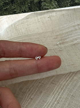 S999纯银耳钉mini蝴蝶结耳骨钉养耳洞睡觉不用摘螺丝拧扣耳钉简约